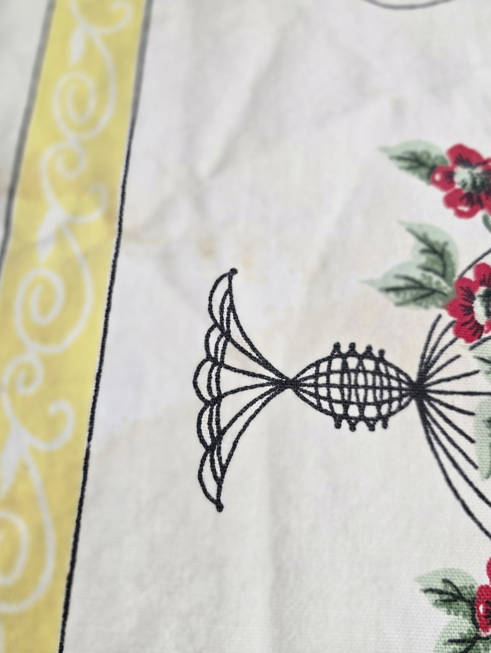 Vintage 60s Cottagecore Floral Tablecloth Retro Farmhouse Kitchen Decor 44x47.5 - Picture 13 of 16